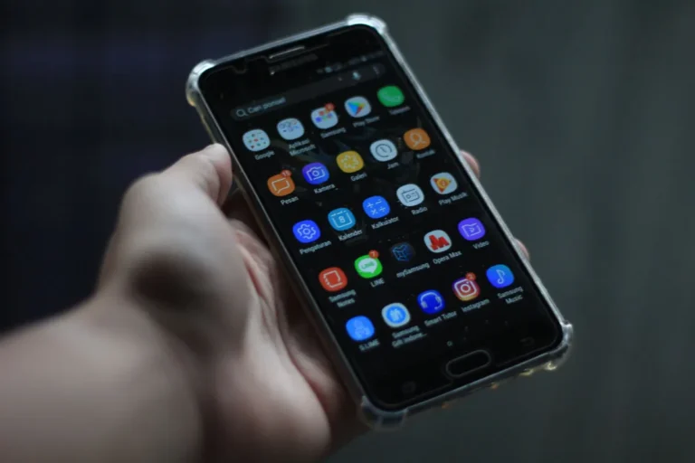 Ruka drží telefon s Androidem