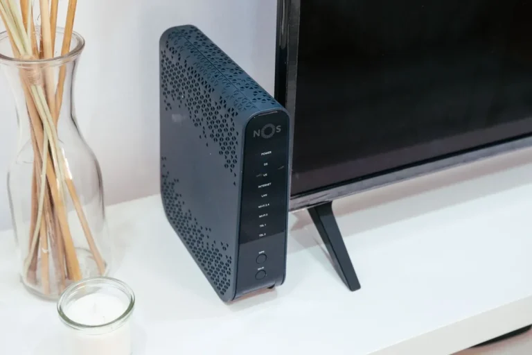 Wi-Fi router doma na poličce