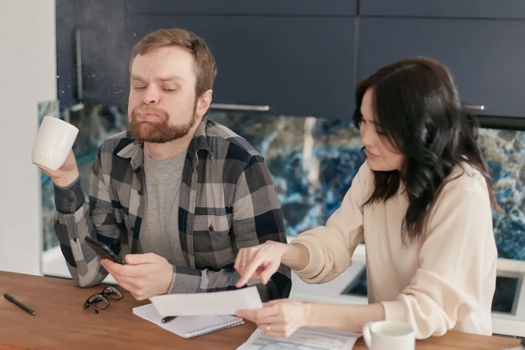 Dvojice u notebooku v kuchyni řeší platby