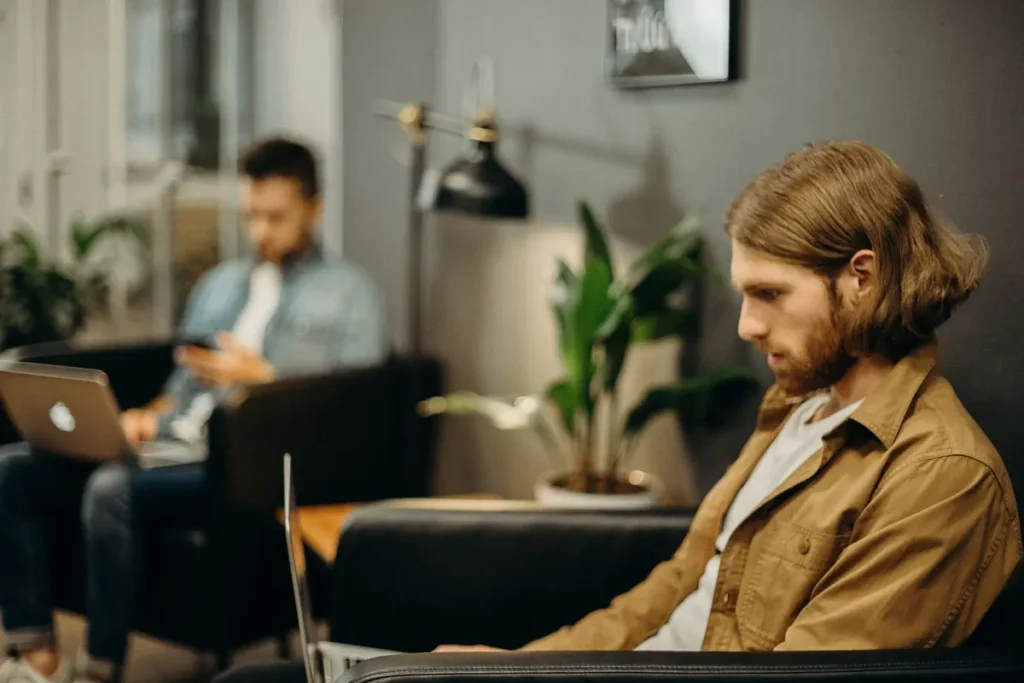 Freelancer pracuje na notebooku v coworkingu
